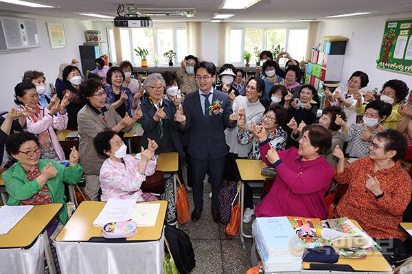 스승의 날인 15일 오전 서울 마포구 일성여자중고등학교 고등 1학년 2반에서 만학도 학생들이 김상현 담임선생님을 향해 손가락 하트를 보내고 있다