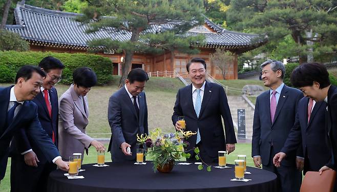 윤석열 대통령이 지난 12일 청와대 녹지원에서 국회의장단과 차를 마시며 담소를 나누고 있다. 사진 왼쪽부터 이광재 국회 사무총장, 정우택, 김영주 부의장, 김진표 국회의장, 윤 대통령, 조태용 국가안보실장, 이진복 정무수석, 김은혜 홍보수석 / 사진 = 대통령실통신사진기자단