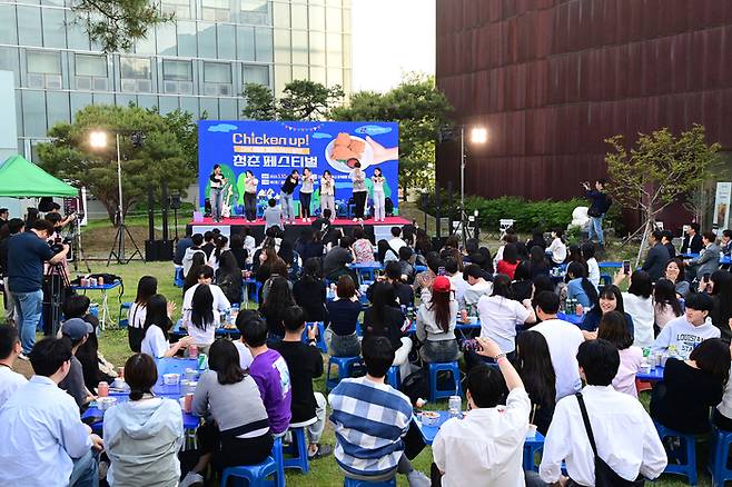 지난 10일 대구보건대 마련한 ‘치맥파티’ 행사에서 학생들이 공연을 관람하고 있다.(사진제공=대구보건대)