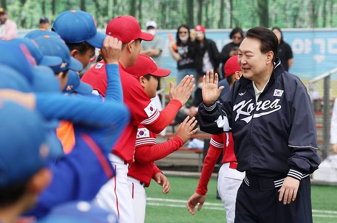 윤석열 대통령이 14일 서울 용산어린이정원 내 야구장에서 열린 2023 대통령실 초청 전국 유소년 야구대회 결승 경기에 앞서 선수들을 격려하고 있다. (대통령실통신사진기자단) /사진=뉴시스