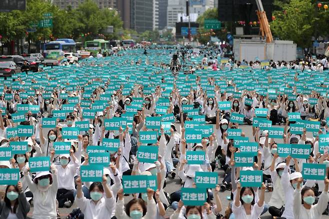 전국의 간호사 및 간호대학생들이 국제 간호사의 날인 지난 12일 서울 종로구 세종대로에서 열린 국제 간호사의 날 기념집회에 참석해 국회 본회의를 통과한 간호법의 대통령 공포(公布)를 촉구하고 있다. /사진= 뉴시스