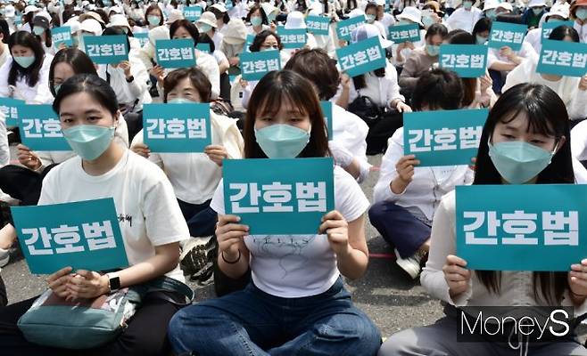 여·야가 간호법 재의요구권(거부권)과 관련해 상반된 입장을 보이고 있다. 사진은 지난 12일 서울 종로구 동화면세점 앞에서 진행된 '2023 국제 간호사의 날 기념 축하 한마당·간호법 집회' 현장. /사진=임한별 기자