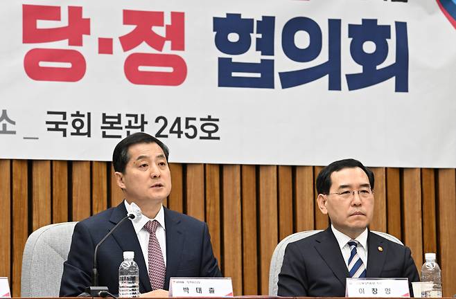 박대출(왼쪽) 국민의힘 정책위의장과 이창양 산업통상자원부 장관이 15일 서울 영등포구 여의도 국회의사당 본청에서 열린 전기·가스 요금 관련 당·정 협의회에 참석하고 있다. 국민의힘과 정부는 이날 당정협의회를 통해 오는 2분기 전기·가스요금을 인상하는 데 뜻을 모았다. 다만 기초생활수급자나 장애인등 에너지 취약층에는 요금 인상분을 경감해 적용하고 1년간 유예하기로 했다. 임세준 기자