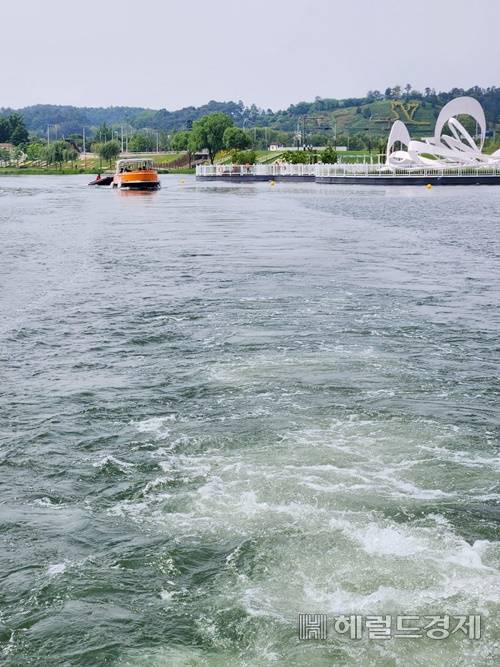 순천 도심을 가로지르는 동천을 따라 정원드림호(10인승)가 힘차게 운항하고 있다. 박대성 기자