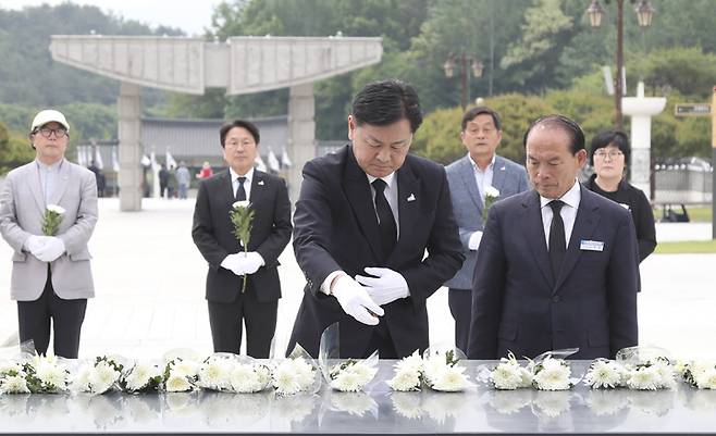 [광주=뉴시스] 15일 광주광역시 국립 5.18민주묘지에서 김관영 전북지사와 강기정 광주시장이 5·18 최초 희생자인 전북출신 이세종 열사와 임균수 열사등 민주열사 묘역을 찾아 참배하고 있다. 2023.05.15 (사진= 전라북도청 제공)  *재판매 및 DB 금지