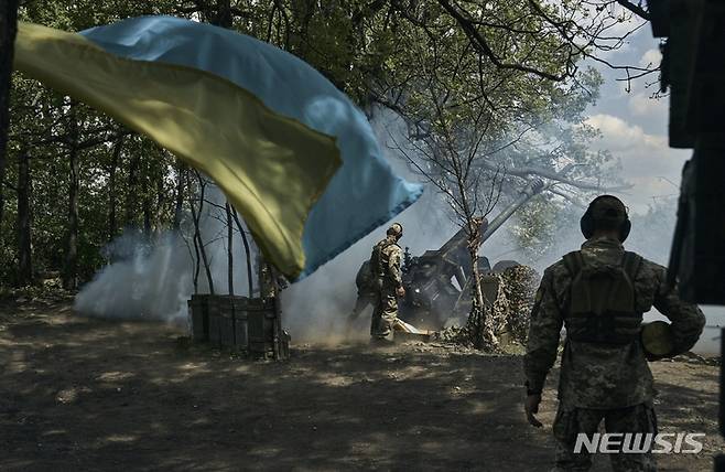 [바흐무트=AP/뉴시스] 12일(현지시각) 우크라이나 도네츠크주의 격전지 바흐무트 인근에서 우크라이나 군인들이 대포를 발사하고 있다. 2023.05.13.