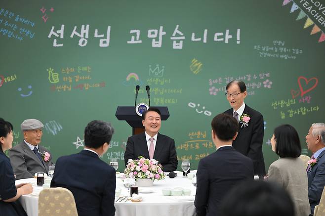 [서울=뉴시스] 윤석열 대통령이 15일 서울 용산 대통령실 청사에서 열린 제42회 스승의 날 기념 현장교원 초청 오찬 간담회에서 윤 대통령의 대광초 시절 은사인 이승우 선생님의 발언을 듣고 있다. (사진=대통령실 제공) 2023.05.15. photo@newsis.com *재판매 및 DB 금지