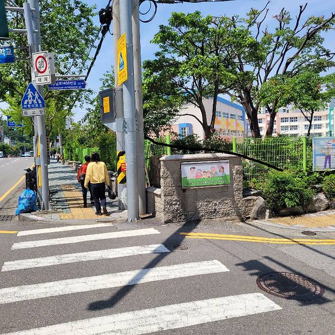 하단초등학교 앞 통학로. 검은색 부분의 담장을 허물어 좌우 길을 연결시켜 학생들의 통학로를 넓히고 운전자들의 시야를 확보할 계획이다/부산시교육청 제공