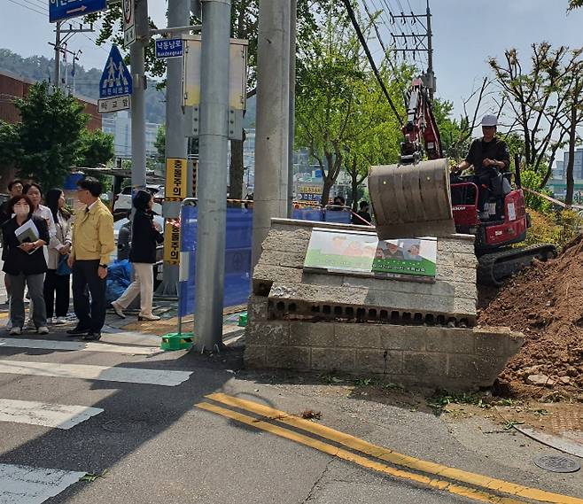 15일 시작된 하단초등학교 담장허물기 공사. 부산시교육청 제공