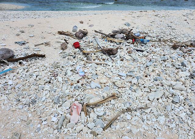 ▲ 투발루 내 아일렛 바스푸아에 각종 쓰레기가 쌓여 있다. 해류에 밀려 쓰레기가 떠밀려온 것으로 보인다. ⓒ외교부 공동취재단(=투발루)