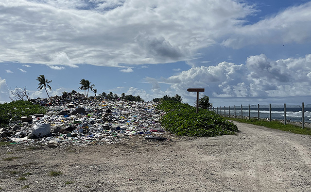 ▲ 푸나푸티 본섬 북쪽 쓰레기 하치장에 모여있는 쓰레기들. 종류별로 쓰레기가 분류돼있다.ⓒ외교부 공동취재단(=투발루)