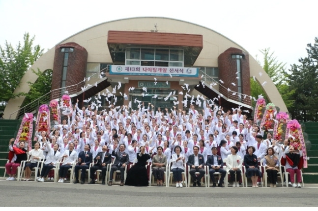 포항대학교 간호학과는 지난 12일 대강당에서 2학년 학생 120여 명이 참석한 가운데 '제13회 나이팅게일 선서식'을 가진 가운데 참석자들이 기념 촬영을 하고 있다. 포항대 제공