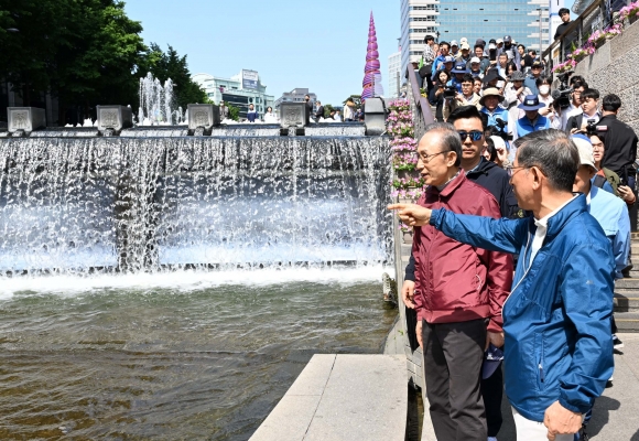 이명박 전 대통령이 15일 서울 청계광장에서 서울시장 재임 당시 청계천 복원사업에 함께했던 서울시 공무원 모임인 ‘청계천을 사랑하는 모임(청사모)’ 구성원들과 청계천을 산책하고 있다.2023. 5. 15 오장환 기자