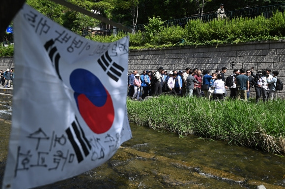 청계천 걷는 이명박 전 대통령 - 이명박 전 대통령이 15일 오전 서울 종로구 청계천광장에서 열린 청계천 걷기 행사에 참가해 지지자들과 함께 청계천을 둘러보고 있다.2023. 5. 15 오장환 기자