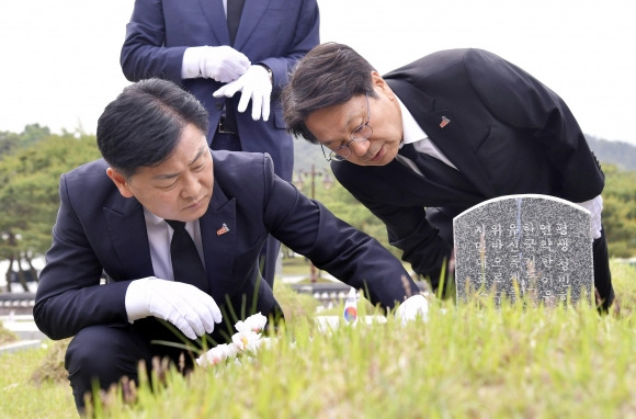 강기정 광주시장과 김관영 전북지사가 15일 오전 북구 운정동 국립 5·18민주묘지를 찾아 참배 한 뒤 묘역을 살펴보고 있다.광주광역시 제공