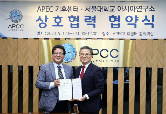 신도식(오른쪽) APCC 원장과 박수진 서울대학교 아시아연구소 소장이 12일 협약을 맺고 아시아의 기후변화에 공동 대응하기로 했다./사진제공=APCC