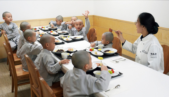 조계사의 단기출가 과정인 보리수 새싹학교에 참가 동자승들이 식물성 재료로 만든 어린이 영양식단을 먹고 있는 모습. /사진 제공=신세계푸드