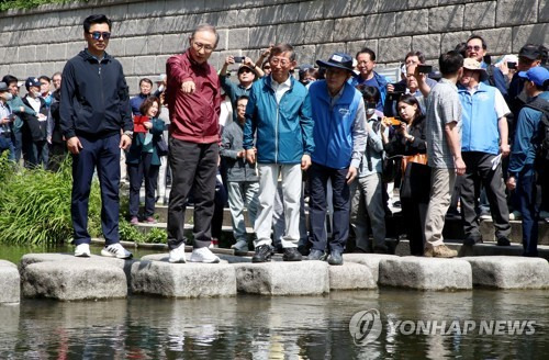 (서울=연합뉴스) 이지은 기자 = 이명박 전 대통령이 15일 오전 서울 청계천에서 ‘청계천을 사랑하는 모임’ 구성원들, 옛 참모들과 함께 산책하고 있다. 청계천 복원 사업은 이 전 대통령의 서울시장 재임 시절 대표적인 치적 중 하나로 꼽힌다. 2023.5.15 [공동취재] jieunlee@yna.co.kr