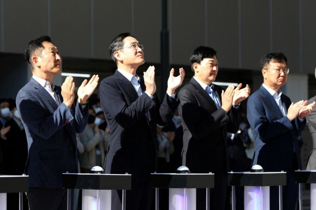 이재용(왼쪽 두번째) 삼성전자 회장이 작년 10월 삼성바이오로직스 제 4공장 준공식에서 박수를 치고 있다. 고한승 (사진 왼쪽부터) 삼성바이오에피스 사장, 존 림 삼성바이오로직스 사장, 최성안 삼성엔지니어링 사장도 이날 행사에 참석했다. 사진 제공=삼성전자