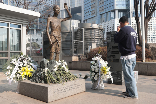 3월 5일 서울 용산역광장에 세워진 강제징용 노동자상을 보고 있는 한 시민의 모습. 연합뉴스