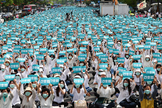 5월12일 서울 종로구 광화문 일대에서 열린 '2023 국제간호사의 날 기념 축하 한마당' 행사에서 간호사들이 '간호법'이라고 적힌 팻말을 들고 있다. ⓒ연합뉴스