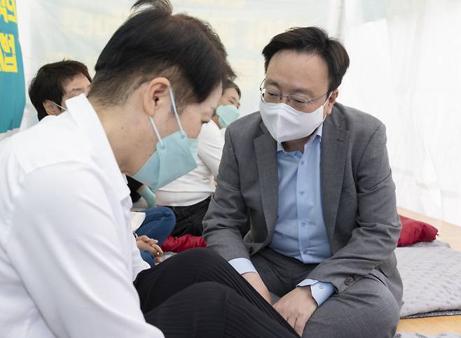 조규홍 보건복지부 장관이 5월12일 서울 중구 대한간호협회에서 단식 중인 김영경 대한간호협회장을 만나고 있다. ⓒ 연합뉴스