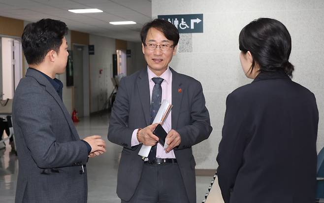 이원욱 더불어민주당 의원이 지난달 20일 서울 여의도 국회 의원회관에서 열린 비명계 모임 '민주당의길' 토론회에 참석하며 기자들의 질문을 받고 있다. ⓒ연합뉴스