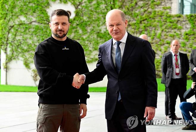 우크라 대통령-독일 총리 (베를린 AFP=연합뉴스) 볼로디미르 젤렌스키 우크라이나 대통령(왼쪽)이 14일(현지시간) 독일 베를린을 방문해 올라프 숄츠 독일 총리와 회동했다. 2023.5.14 photo@yna.co.kr [재판매 및 DB 금지]