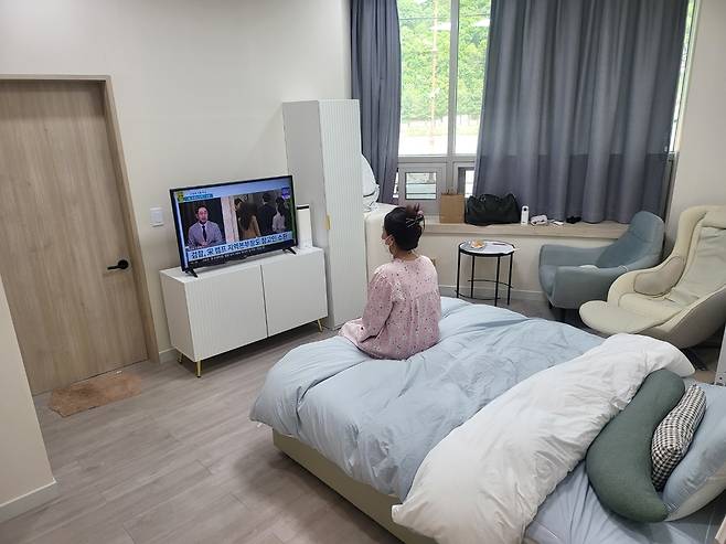 화천군 공공 산후조리원에서 TV를 시청하는 박지영 씨  [촬영 이상학]