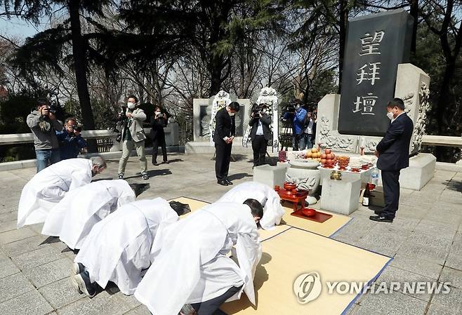 (인천=연합뉴스 자료사진) 윤태현 기자 = 한식(寒食)을 앞두고 4월 4일 인천시 미추홀구 수봉공원 망배단에서 열린 이북도민회 망향대제에서 이북5도 인천사무소 관계자들이 제를 올리고 있다. 2022.4.4 tomatoyoon@yna.co.kr