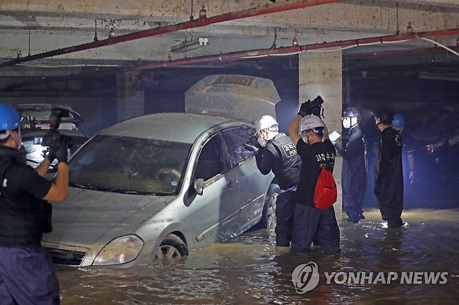 (포항=연합뉴스 자료사진) 손대성 기자 = 제11호 태풍 힌남노 영향으로 많은 인명피해가 난 경북 포항시 남구 인덕동 한 아파트단지 지하주차장에서 지난해 9월 8일 경찰, 소방 등이 1차 합동감식을 하고 있다. 2022.9.8 sds123@yna.co.kr