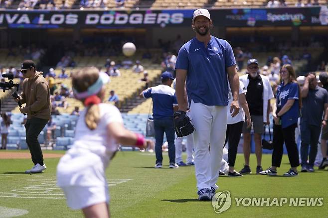 경기 전 딸과 캐치볼을 하는 커쇼  [AP=연합뉴스]