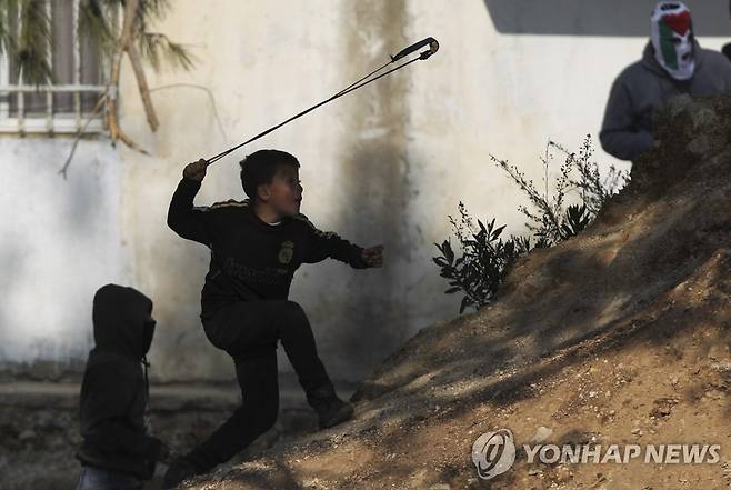 새총을 휘두르는 어린아이 (기사와 직접 관련 없음) [EPA 연합뉴스 자료사진. 재판매 및 DB 금지]