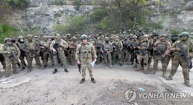 UKRAINE-CRISIS/PRIGOZHIN-BAKHMUT FILE PHOTO: Founder of Wagner private mercenary group Yevgeny Prigozhin makes a statement as he stand next to Wagner fighters in an undisclosed location in the course of Russia-Ukraine conflict, in this still image taken from video released May 5, 2023. Press service of "Concord"/Handout via REUTERS ATTENTION EDITORS - THIS IMAGE WAS PROVIDED BY A THIRD PARTY. NO RESALES. NO ARCHIVES. MANDATORY CREDIT./File Photo