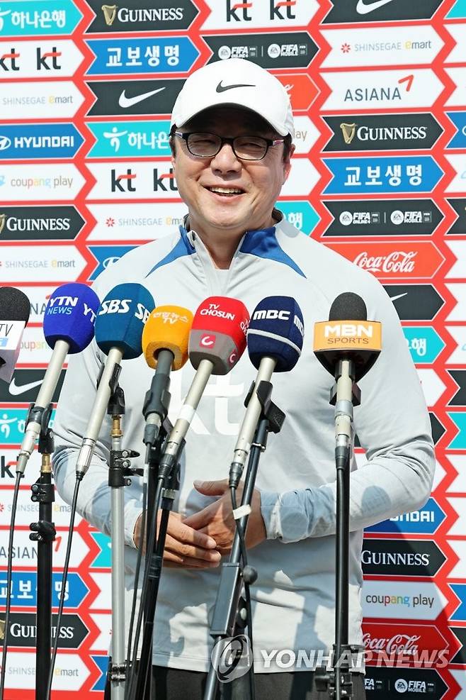 미소 보이는 황선홍 감독 (파주=연합뉴스) 임화영 기자 = 항저우 아시안게임 24세 이하(U-24) 축구대표팀을 이끄는 황선홍 감독이 15일 오후 경기도 파주NFC에서 열린 소집훈련에서 인터뷰하고 있다. 2023.5.15 hwayoung7@yna.co.kr