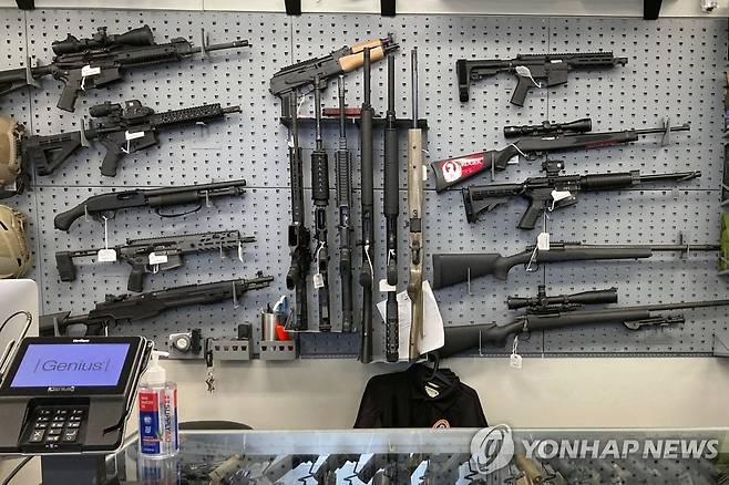 AR-15 등 총기를 전시 중인 오리건주의 한 매장 [AP 연합뉴스 자료사진]