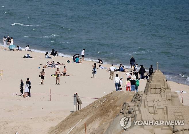 해운대는 이미 여름 (부산=연합뉴스) 손형주 기자 = 15일 오후 부산 해운대구 해운대해수욕장에서 관광객들과 시민들이 초여름 더위를 식히고 있다. 2023.5.15 handbrother@yna.co.kr