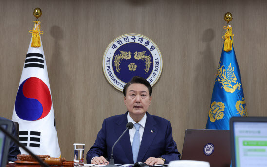 윤석열 대통령이 16일 서울 용산 대통령실 청사에서 열린 국무회의에서 모두발언하고 있다. 윤 대통령은 이날 국무회의에서 간호법 제정안 거부권 행사를 의결했다(사진=연합뉴스)