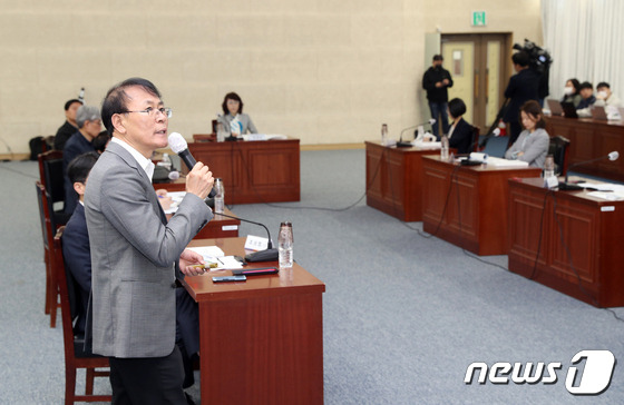 제주형 행정체제 도입 등을 위한 공론화 추진 연구용역' 중간보고회가 26일 도청 탐라홀에서 열리고 있다.(제주도청 제공)/뉴스1