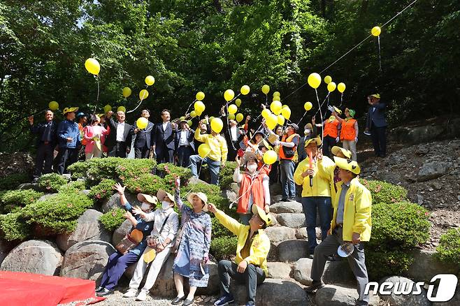 광주 동구 지원2동 주민들과 '기역이 니은이 축제' 추진위원회가 16일 오전 주암마을에서 '제10회 기역이 니은이' 축제를 열고 마을 인근에서 숨진 희생자들의 넋을 기리고 있다. (동구 제공) 2023.5.16/뉴스1