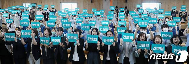 전북대학교 간호대학 교수회와 교직원, 학부 및 대학원 학생회 관계자들이 지난 15일 전북 전주시 전북대 간호대학 나이팅게일 홀에서 간호법 공포를 촉구하고 있다. 2023.5.15/뉴스1 ⓒ News1 유경석 기자