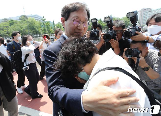 김성주 더불어민주당 의원이 16일 오전 서울 용산 대통령집무실 앞에서 윤석열 대통령의 간호법 재의요구권(거부권) 행사 규탄 기자회견을 마친 뒤 간호협회 관계자를 위로하고 있다. 2023.5.16/뉴스1 ⓒ News1 구윤성 기자