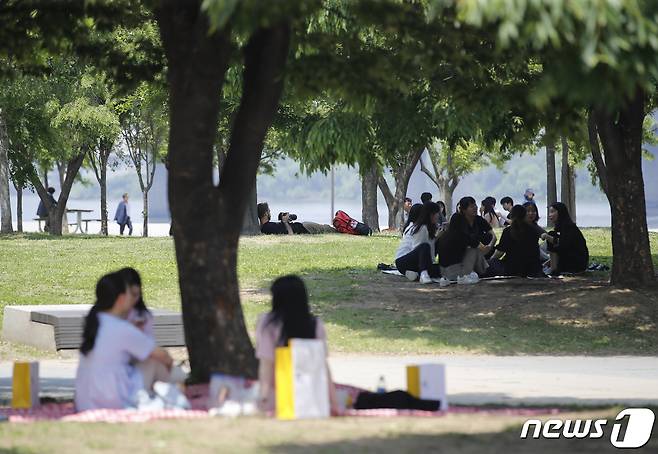 서울 지역 낮 최고기온이 30도 가까이 오르는 등 무더운 날씨를 보인 16일 오후 서울 영등포구 물빛광장을 찾은 시민들이 그늘 아래에서 휴식을 하고 있다. 2023.5.16/뉴스1 ⓒ News1 김도우 기자