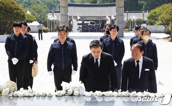 김성환 광주환경공단 이사장이 16일 임직원들과 국립5.18민주묘지를 찾아 헌화 분향하고 있다.(광주환경공단 제공)2023.5.16/뉴스1