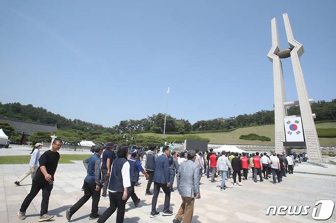 5.18광주민중항쟁 43주년을 이틀 앞둔 16일 광주시 북구 국립5.18민주묘지에 전국 각지에서 찾아온 추모객들이 줄을 잇고 있다. 2023.5.16/뉴스1 ⓒ News1 김태성 기자