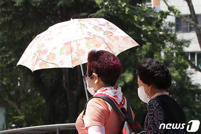 [17일날씨] 낮 최고 34도 '한여름' 계속…밤부터 흐려(종합)