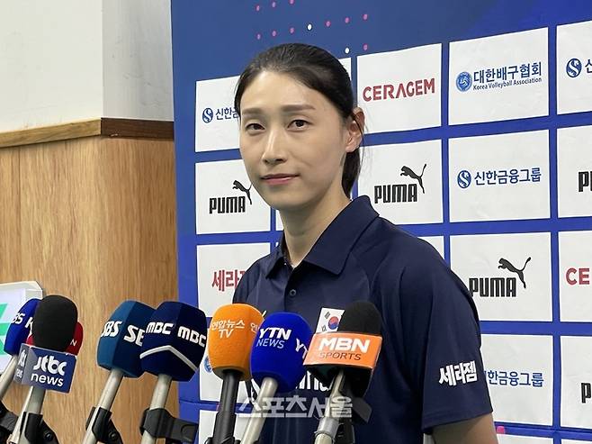 김연경 여자배구대표팀 어드바이저가 16일 진천국가대표선수촌에서 열린 기자회견에서 취재진의 질문을 듣고 있다. 진천 | 정다워기자