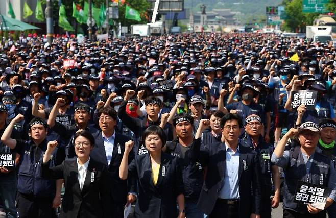 16일 오후 서울 세종대로에서 열린 건설노조 탄압 중단 촉구 총파업 결의대회에서 참가자들이 구호를 외치고 있다. [이미지출처=연합뉴스]