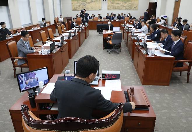 유기홍 국회 교육위 위원장이 16일 서울 여의도 국회에서 열린 교육위원회 전체회의에서 의사봉을 두드리고 있다. 국민의힘 교육위 의원들은 민주당의 법안 강행 처리에 반발해 회의에 불참했다. /뉴스1