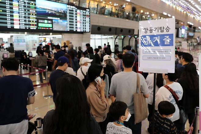 지난 5일 오전 서울 김포공항 국내선 출발층에서 승객들이 비행기 탑승을 위해 줄 서 있다./뉴스1